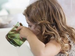 正值秋季，小孩子要多喝水拒絕含糖飲料